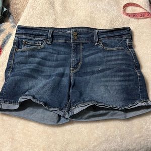 Jean Shorts. Women’s 8. Length 14”. Rise 9”. Waist 17”
